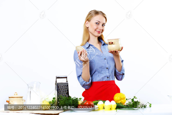 女人在家里做新鮮的飯菜