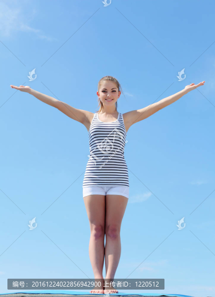 一個年輕女子做運動的畫像