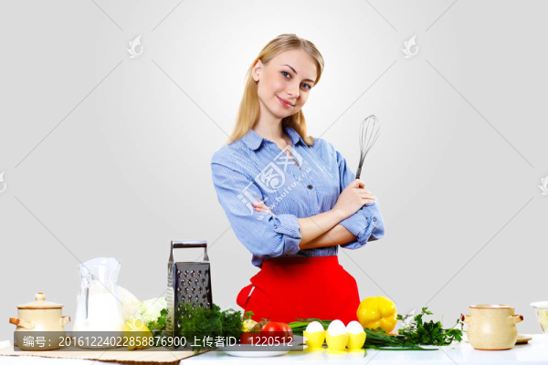 女人在家里做新鮮的飯菜