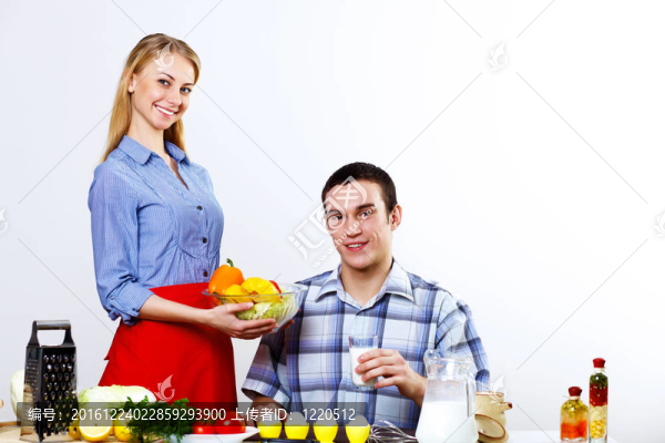 丈夫和妻子一起在家里做飯