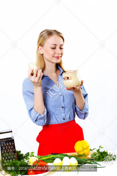 女人在家里做新鮮的飯菜