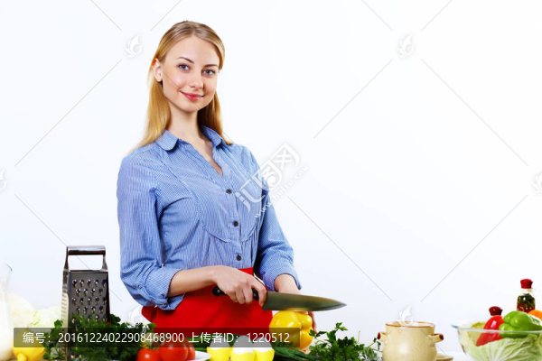 女人在家里做新鮮的飯菜