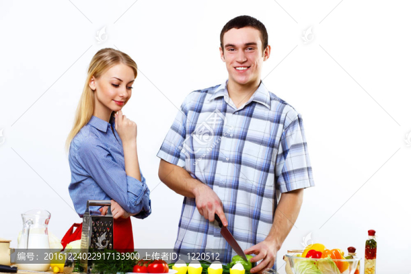 丈夫和妻子一起在家里做飯