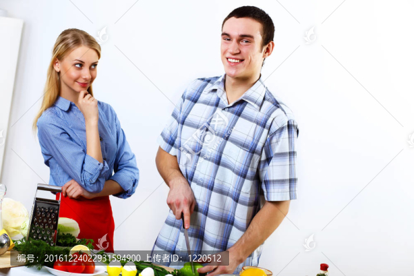 丈夫和妻子一起在家里做飯
