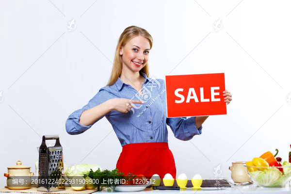 女人在家里做新鮮的飯菜