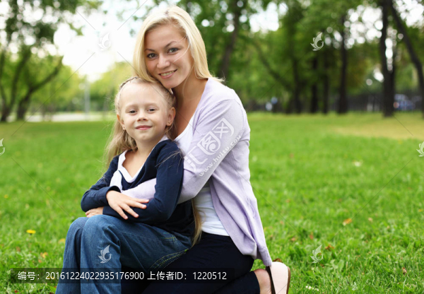 公園里的母女
