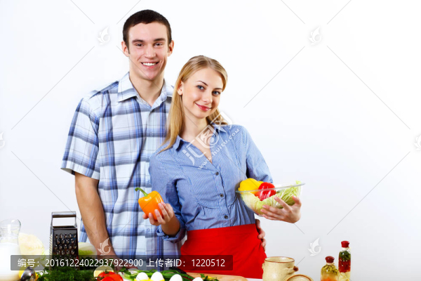 丈夫和妻子一起在家里做飯