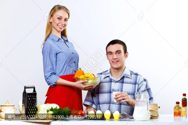 丈夫和妻子一起在家里做飯