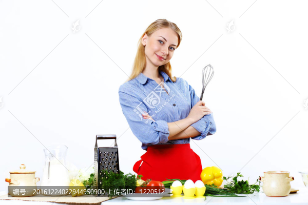 女人在家里做新鮮的飯菜
