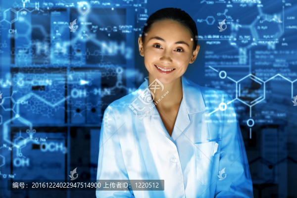 年輕的化學家在實驗室工作