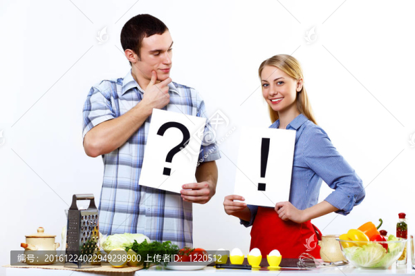 丈夫和妻子一起在家里做飯