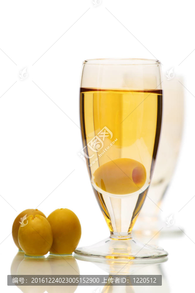 雞尾酒與彩色玻璃靜物
