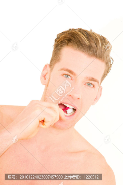 年輕人刷牙