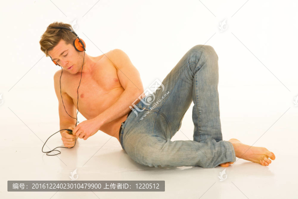 光著上身的男子帶著耳機(jī)