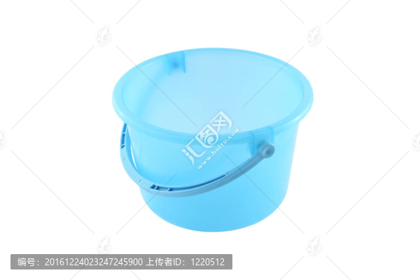白色背景的藍色塑料桶。
