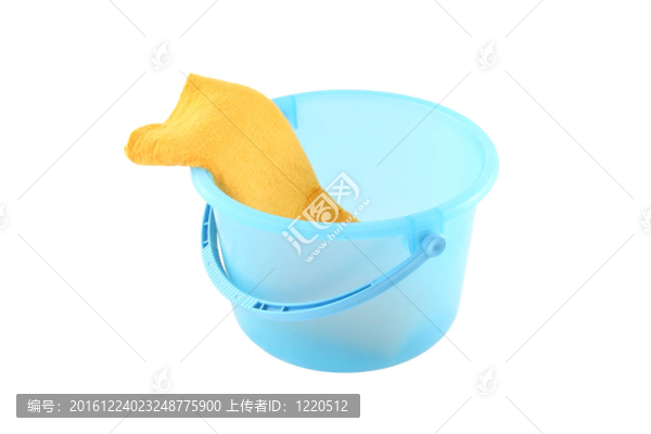 藍色塑料桶和左黃布在白色背景上清潔。