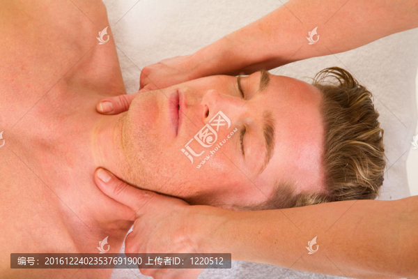 年輕人接受頸部按摩