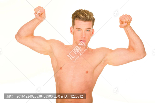 光著上身的男子展示肌肉
