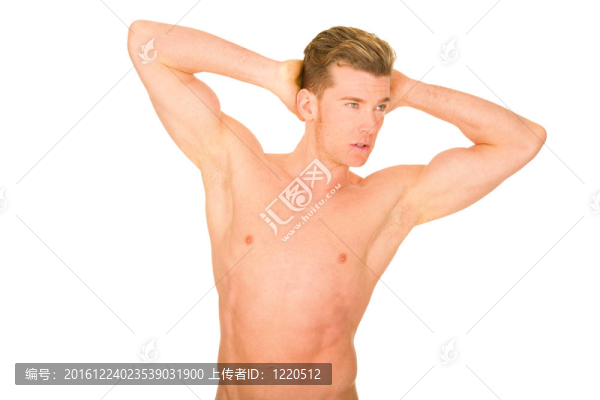 光著上身的男子展示肌肉