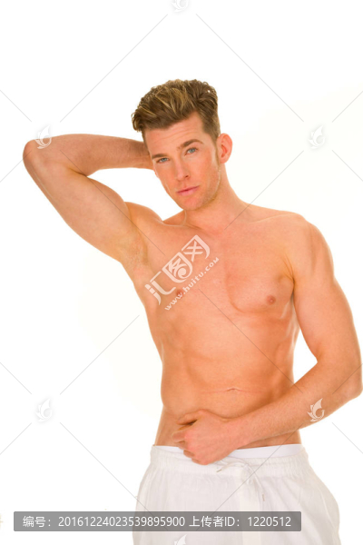 光著上身的男子展示肌肉