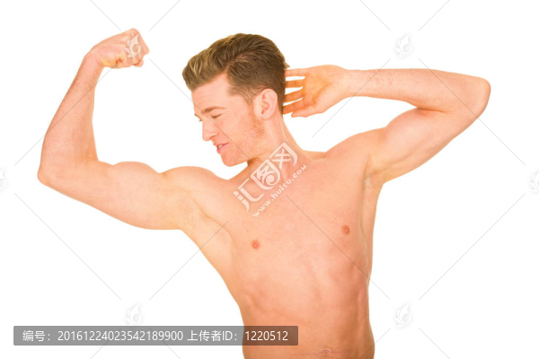 光著上身的男子展示肌肉
