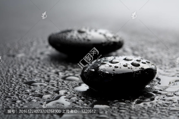 黑色閃亮的禪石與水滴黑色背景
