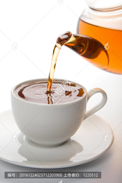 茶倒入白杯孤立