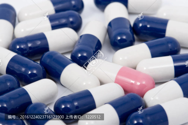 白色背景上的藍(lán)粉色膠囊藥丸