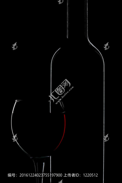 酒瓶和黑色玻璃的輪廓