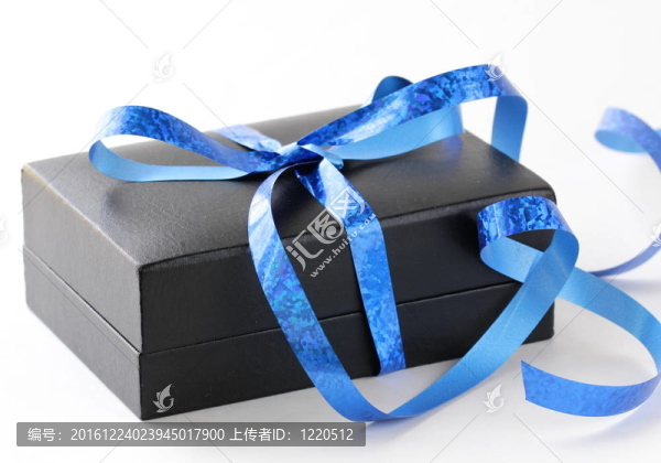 帶藍(lán)色絲帶的黑色禮品盒