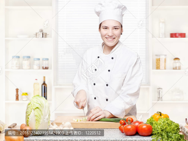女廚師在廚房砧板上切洋蔥