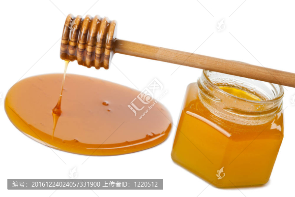 帶蜂蜜和瓶子隔離的木勺