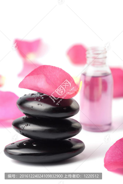 溫泉石；精油和玫瑰花瓣
