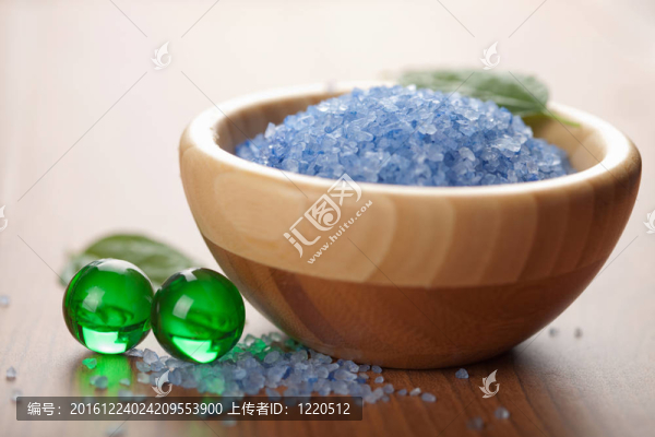 草藥鹽和沐浴球。水療和身體護理背景