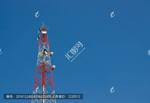 在藍(lán)天上具有扁平拋物線的現(xiàn)代電池和天線