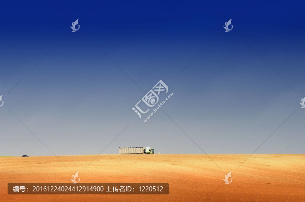 小山上的卡車