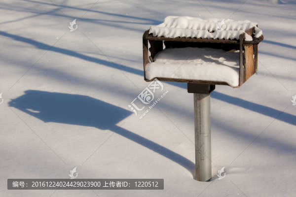 白雪覆蓋的燒烤架