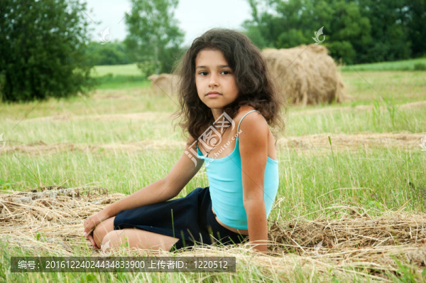 美麗的長(zhǎng)發(fā)女孩在一個(gè)領(lǐng)域