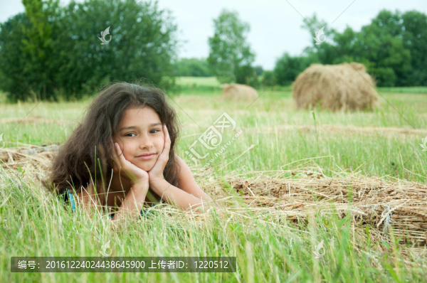 美麗的長(zhǎng)發(fā)女孩在一個(gè)領(lǐng)域