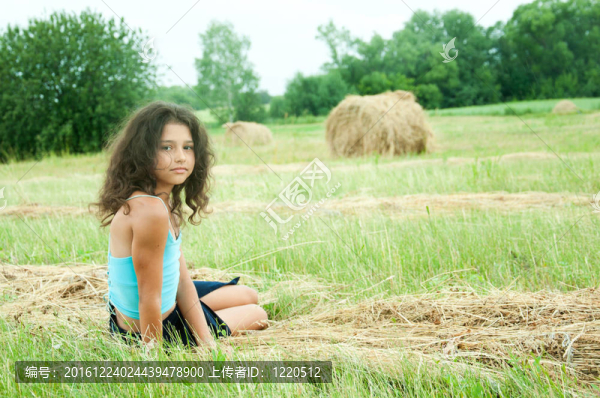 美麗的長發(fā)女孩在一個(gè)領(lǐng)域