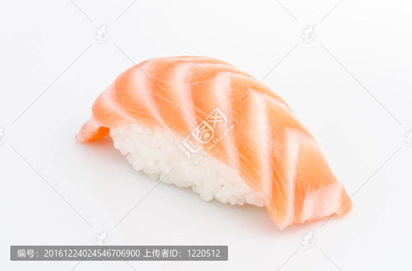 在白色背景上的三文魚壽司華騎棚拍