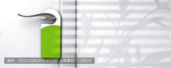 綠色空白塑料門衣架固定在一個(gè)旋鈕；墻與自由空間；文本室；影子的植物；房地產(chǎn)或酒店通訊的概念
