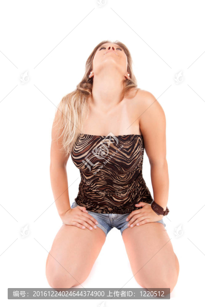 年輕漂亮的女人擺姿勢