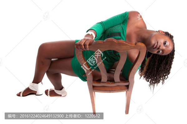 坐在椅子上的女人