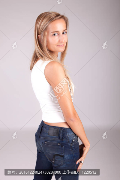 年輕漂亮的女人擺姿勢