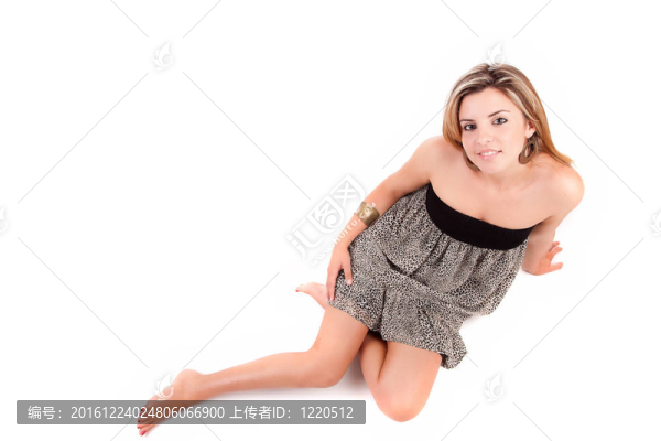 年輕漂亮的女人擺姿勢