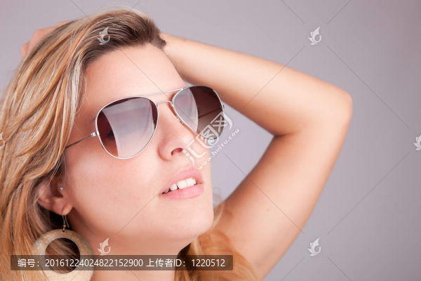 年輕漂亮的女人擺姿勢(shì)