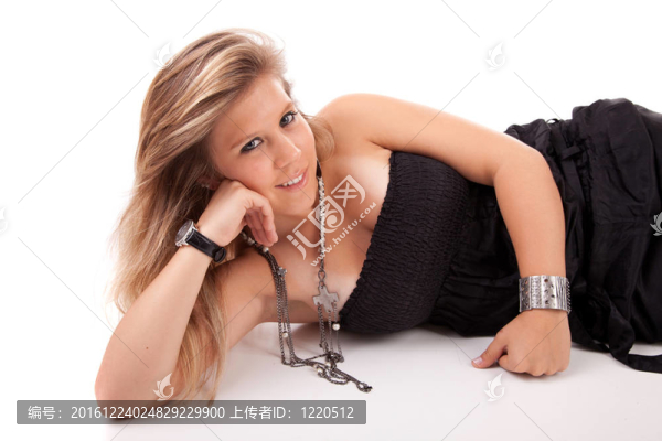 年輕漂亮的女人擺姿勢