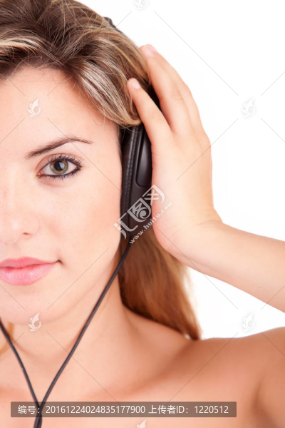 年輕女子聽音樂