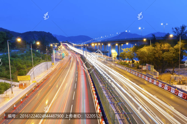 晚上在香港雄偉的公路交通
